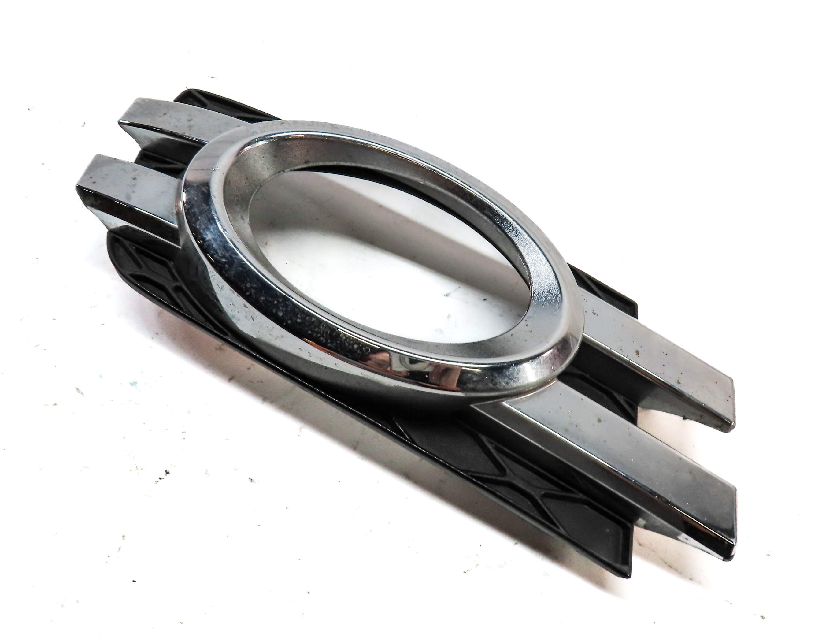 2009 MERCEDES GL550 (X164) FRONT RIGHT PASSENGER FOG LIGHT LAMP GRILLE TRIM — exact item pictured